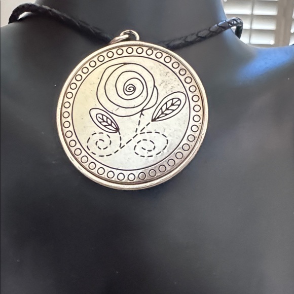 Brighton Opening Night At The Opera Black Leather Cord Red Flower Necklace. - Picture 4 of 10